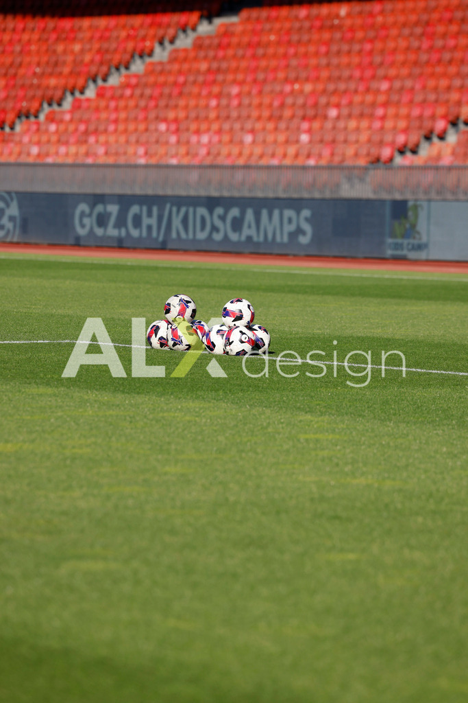 GC Zürich vs FC Zürich - AXA Women’s Super League Playoffs - Stadion Letzigrund | Balls on the field before Warmup at the AXA Women’s Super League Playoffs quarter-final second leg between GC Zürich and FC Zürich at Stadion Letzigrund, Zurich, Switzerland. - Realisiert mit Pictrs.com
