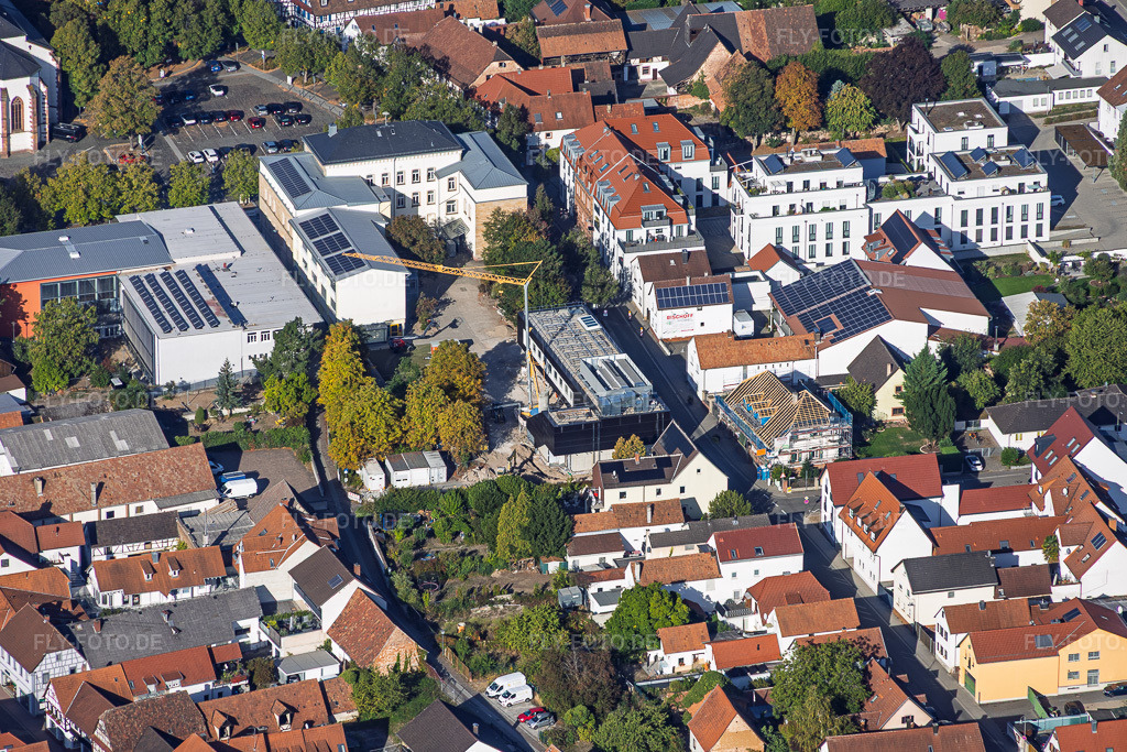 Luftbild: Baustelle des Neubau der VERBANDSGEMEINDE KANDEL für Mensagebäude der Ludwig-Riedinger-Grundschule. zwo/elf Architekten PartmbB Erdbauarbeiten: Gaudier Erd-u. Rückbau GmbH Fensterarbeiten: Trumpf Metallbau GmbH FREIANLAGEN: Bauer.Landschaftsarchitekten HAUSTECHNIK: Bender+Urich GmbH & Co.KG TRAGWERK: Ingenieurbüro Sikora Fassadenarbeiten: AS-Fassaden GmbH Rohbauarbeiten:Wünschel BAU GmbH Elektroarbeiten: Wieland & Schultz GmbH RLP-Ministerium für Bildung, Wissenschaft, Weiterbildung und Kultur in Kandel im Bundesland Rheinland-Pfalz in Deutschland. – Foto: IMG_159658.jpg vom 27.09.2026 durch Werner Riehm/FLY-FOTO.de – Auflösung des Originals: 5932 x 3955 px – Grundschule Kandel | Ludwig-Riedinger-Grundschule in Kandel – zwo/elf – Erweiterung Ludwig-Riedinger Grundschule – Gaudier Bautransporte e.K. – Trumpf Metallbau | Konstruktionen aus Metall und Glas von Qualität – Bauer und Partner: Landschaftsarchitekten, Architekten, Karlsruhe. – Ingenieurbüro Sikora - Ingenieurbüro Sikora – AS Fassaden GmbH - Hinterlüftete Fassade vom Profi – WUENSCHELBAU.DE/ – Wieland & Schultz GmbH Neustadt
