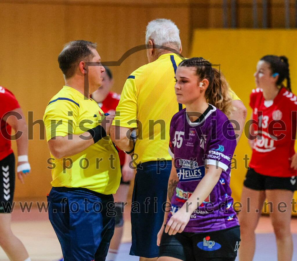 2023-11-04_062_SpVgg_Altenerding_gegen_TV_Altoetting | Erding, Deutschland, 04.11.2023:
Handball, Bezirksoberliga Frauen Altbayern 2023 / 2024, 6. Spieltag, SpVgg Altenerding gegen TV Altötting, Endergebnis: 28:26

Verena Bauer (SpVgg Altenerding, #55)

Foto: Christian Riedel / fotografie-riedel.net