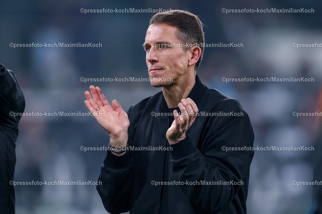 BMG13122502244 | 13.12.2025, Fußball, Borussia Mönchengladbach - VfL Wolfsburg, 1. Fußball Bundesliga, 14.Spieltag, Borussia-Park, Saison 2025 2026: Interimstrainer Daniel Bauer (VfL Wolfsburg #hc)   DFB regulations prohibit any use of photographs as image sequences and or quasi-video.
