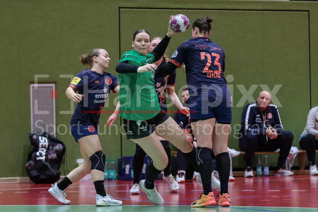 Handball, 2. Bundesliga Frauen, SV Werder Bremen - 1. FSV Mainz 05 | v.li.: Magdalena Probst (1. FSV Mainz 05, 7), Mathilda Häberle (SV Werder Bremen, 19) und Lena Thoß (1. FSV Mainz 05, 23) im Zweikampf, Duell, Spielszene, Aktion, Action