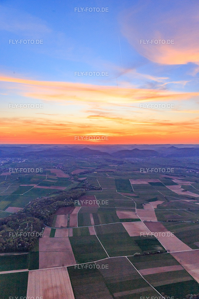 Sonnenuntergang in der Rheinebene | Luftbild: Sonnenuntergang in der Rheinebene in Niederhorbach im Bundesland Rheinland-Pfalz in Deutschland. Foto: IMG_106688.jpg vom 17.04.2018 durch Werner Riehm/FLY-FOTO.de - Realisiert mit Pictrs.com