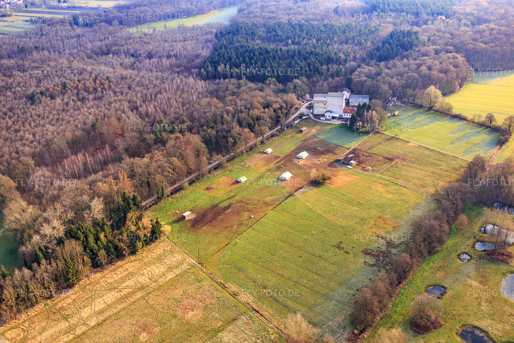 Luftbild: Mobeler Hühnerstall der Biohühnerfarm von Hofladen Stoltz an der Hardtmühle in Kandel im Bundesland Rheinland-Pfalz in Deutschland. Foto: IMG_076815.jpg vom 28.03.2015 durch Werner Riehm/FLY-FOTO.de