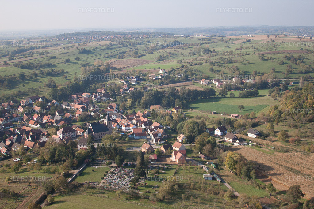 Vue aérienne: Village avec église bon NON à Preuschdorf dans le département Bas Rhin, France – .Photo: IMG_45868.jpg prise le 16/10/2011 par Werner Riehm/FLY-FOTO.eu – Résolution de l'original: 4752 x 3168 px