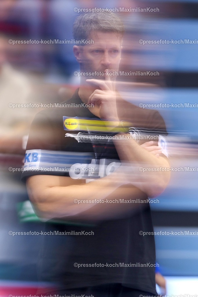 DHB16102501074 (Kopie) | 16.10.2025, Handball, EHF Frauen Länderpiel, EM Qualifikation 2026, Deutschland - Nordmazedonien, Schwalbe-Arena in Gummersbach:  Nationaltrainer Markus GAUGISCH (GER #hc) 