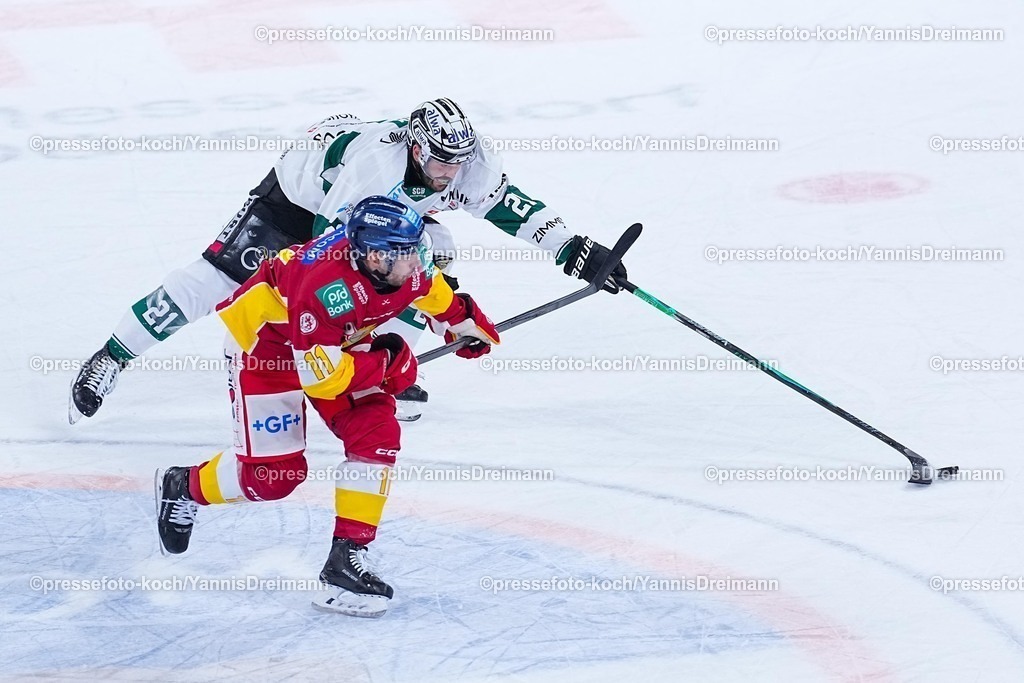 xYDRx12122501022 | 12.12.2025, xydrx, Eishockey, DEL2, Düsseldorfer EG - Bietigheim Steelers, PSD Bank Dome Düsseldorf: Luca Tosto (Düsseldorfer EG #11) im Zweikampf gegen Soeren Sturm (Bietigheim Steelers #21)Photo: xYannisxDreimannxPressefotoKochx
