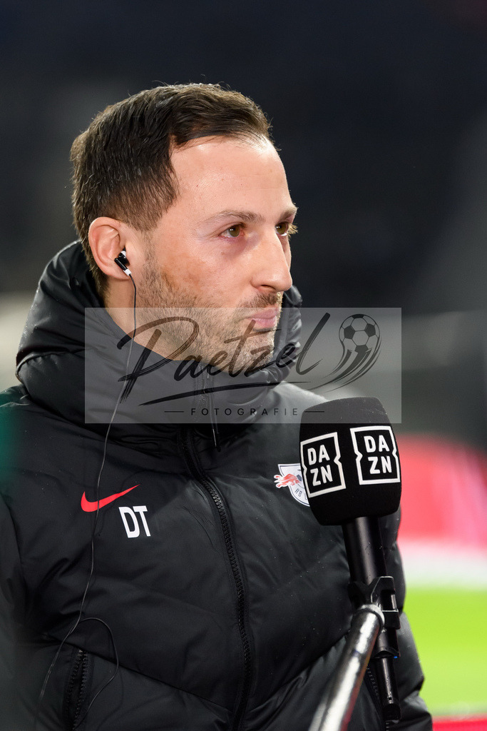 BSCRBL20220220_014 | Fussball, Herren: Trainer Domenico Tedesco (RB Leipzig) im Interview bei dem Spiel der 1. Bundesliga zwischen Hertha BSC und RB Leipzig im Olypiastadion am 20.02.2022 in Berlin, Deutschland.DFB / DFL REGULATIONS PROHIBIT ANY USE OF PHOTOGRAPHS AS IMAGE SEQUENCES AND/OR QUASI-VIDEO. - Realisiert mit Pictrs.com