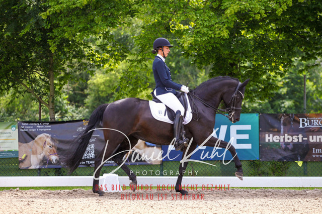 DKP41045 | Turnierfotos kaufen im Webshop von Daniel Kuhl Photography – entdecke professionelle Reitsportfotos aus Turnieren & Events. Hochwertige Turnierbilder online bestellen & sichern. Jetzt Fotos von Reitsportturnieren kaufen!