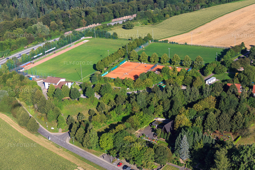 Luftbild: Sportplätze des Hohenwettersbacher TC und des SV Hohenwettersbach e.V. im Ortsteil Hohenwettersbach in Karlsruhe im Bundesland Baden-Württemberg in Deutschland. Foto: IMG_092952.jpg vom 13.08.2016 durch Werner Riehm/FLY-FOTO.deHOHENWETTERSBACHERTC.WEEBLY.COM