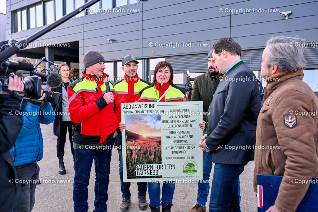 Bauernprotest_ Poendorf_ Lasco_ 08.03.2024-58 | 08.03.2024, Poendorf, AUT, Bauernprotest, im Bild Bauernprotest, Bauern, Landwirte, Traktoren, Fa. Lasco, Demo, Kundgebung

BM Norbert Totschnig(VP, Land- und Forstwirtschaft, Regionen und Wasserwirtschaft)

Siegfried Salchenegger, Martina Mittermayr, Simon Holzmueller, Johann Konrad - alle AGOE

Agrar Gemeinschaft fuer Oesterreich 