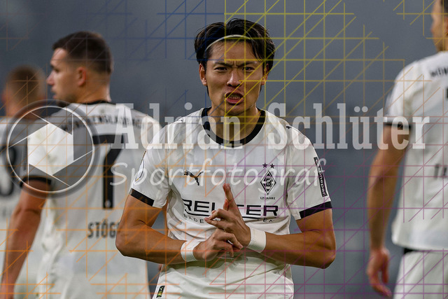 Borussia Mönchengladbach vs Karlsruher SC - DFB-Pokal 2. Runde | Mönchengladbach, Deutschland, 28.10.25:   Shuto Machino (Borussia Mönchengladbach) Torjubel, jubelt nach seinem Treffer zum 1:0 waehrend des Spiels der DFB-Pokal 2. Runde zwischen Borussia Mönchengladbach vs Karlsruher SC im Stadion im Borussia Park(Foto von Brauer-Fotoagentur / Adrian Schlueter)