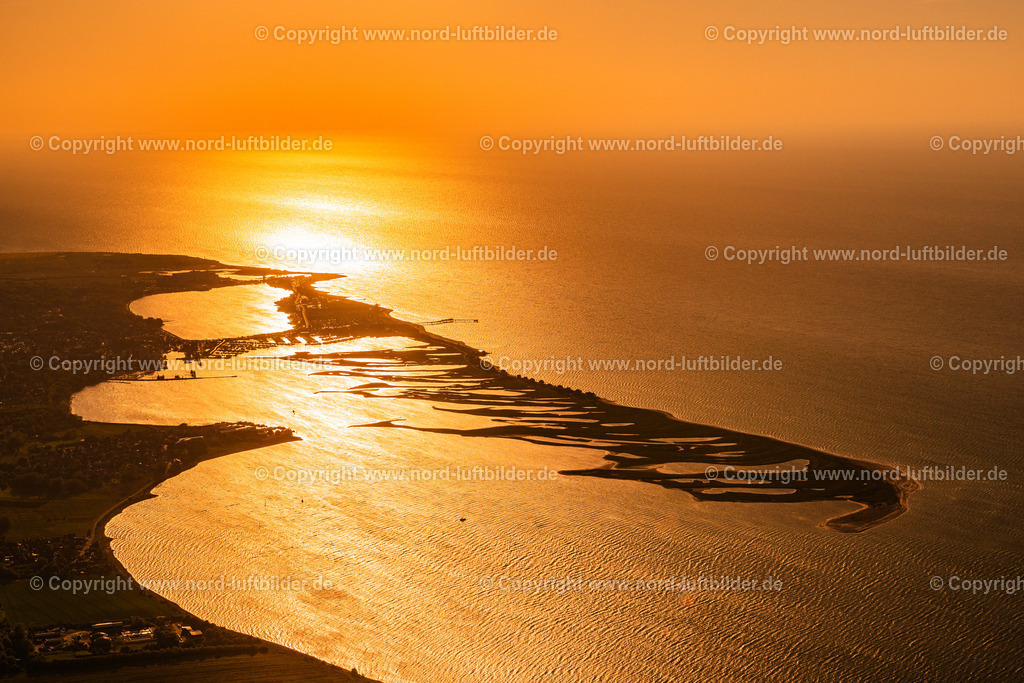 Heiligenhafen_Sonnenuntergang_ELS_2184150524 | GROßENBRODE 15.05.2024 Spiegelung und Sonnen- Strahlen Reflektion auf der Wasser - Oberfläche in Großenbrode an der Ostseeküste im Bundesland Schleswig-Holstein, Deutschland. Weiterführende Informationen bei: NABU Gruppe Heiligenhafen,  Stadt Heiligenhafen,  WEG Ostsee-Ferienpark Heiligenhafen. // Reflection and sun rays reflection on the water - surface in Grossenbrode on the Baltic Sea coast in the state Schleswig-Holstein, Germany. Further information at: NABU Gruppe Heiligenhafen,  Stadt Heiligenhafen,  WEG Ostsee-Ferienpark Heiligenhafen. Foto: Martin Elsen
