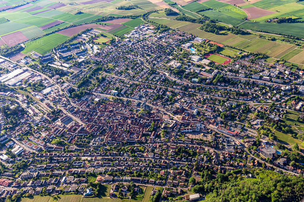 Luftbild: Stadtansicht asu NW in Bad Bergzabern im Bundesland Rheinland-Pfalz in Deutschland. Foto: IMG_131453.jpg vom 14.05.2022 durch Werner Riehm/FLY-FOTO.deStadt Bad Bergzabern