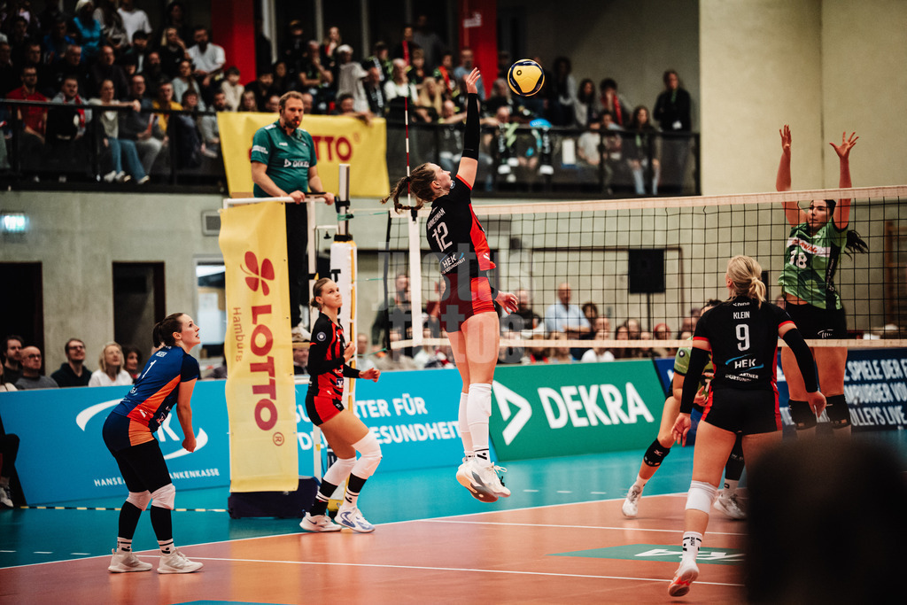 Volleyball | Frauen | Saison 2025/2026 | Volleyball Bundesliga | ETV Hamburger Volksbank Volleys vs. Ladies in Black Aachen | 29.10.2025 | Hannah Ammerman (#12, ETV Hamburger Volksbank Volleys) beim Angriff