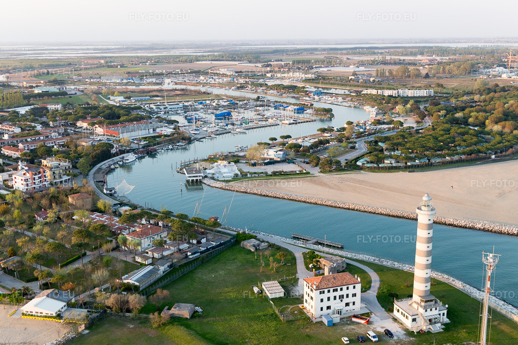 Vue aérienne: Leuchtturm als historisches Seefahrtszeichen im Küstenbereich der Adria à Lido di Jesolo dans le département Vénétie, Italie – .Photo: IMG_098316.jpg prise le 03/04/2017 par Werner Riehm/FLY-FOTO.eu – Résolution de l'original: 5472 x 3648 px