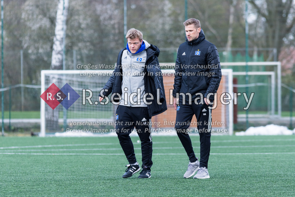 Fußball, Saison 2021/22, A-Junioren Bundesliga, Hamburger SV - FC St. Pauli, Paul-Hauenschild-Plätze (Norderstedt), 02.04.2022, 16. Spieltag | Lennart Gudella (HSV, Co-Trainer), Oliver Kirch (HSV, Cheftrainer) verlassen das Feld zur Pause