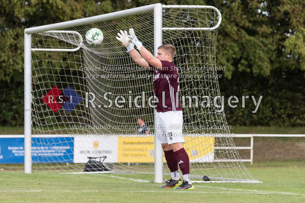 RS-1-002083 | Dennis Schramm (#28, Reinfeld, Torwart) wärmt sich in der Halbzeitpause auf