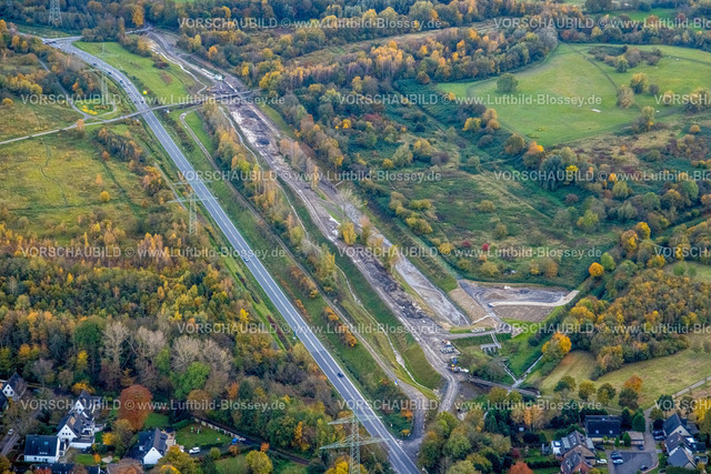 Gelsenkirchen231102864 | Luftbild, Hattinger Straße Bundesstraße B227, Leither Bach Baustelle mit Kanalbauarbeiten für Abwasserkanal, Naturschutzgebiet Mechtenberg umgeben von herbstlichen Laubbäumen, Rotthausen, Gelsenkirchen, Ruhrgebiet, Nordrhein-Westfalen, Deutschland