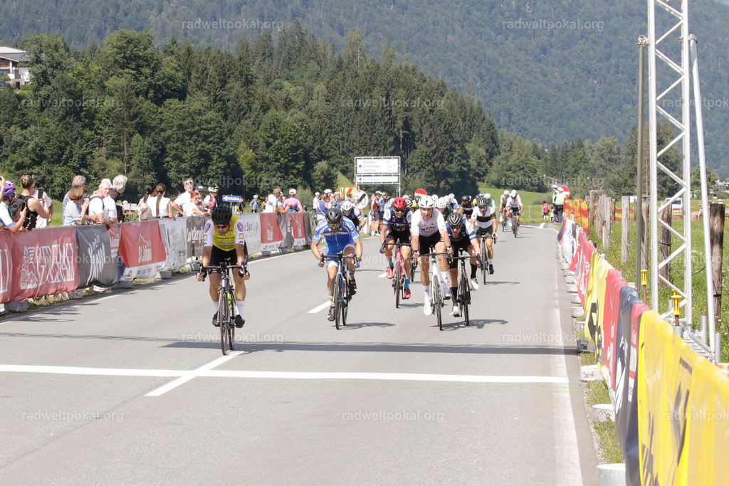 1009_20230817_Bewerb_Maenner_Muehlanger | AUT - OESTERREICH, 2023-08-16: SPORT RENNRAD-FAHREN - 55. INTERNATIONALER RADWELTPOKAL IN ST. JOHANN IN TIROL  - Vintage-Radrennen mit WM-Bronze-Medaillen-Siegerin Christina Schweinberger, den Teilnehmer und Alexander Baumann (vom Orginastions-Team) - TAG 2 BEWERB MAENNER IN SECHS GRUPPEN  ; Foto: Roland Muehlanger