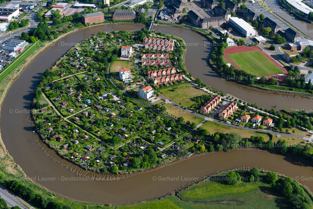 4030328 | BREMERHAVEN 01.06.2020 Wohngebiet einer Mehrfamilienhaussiedlung am Ufer- und Flussverlauf der Geeste am Geestebogen im Ortsteil Klushof in Bremerhaven im Bundesland Bremen, Deutschland. // Residential area of a multi-family house settlement on the bank and river of Geeste am Geestebogen in the district Klushof in Bremerhaven in the state Bremen, Germany. Foto: Gerhard Launer