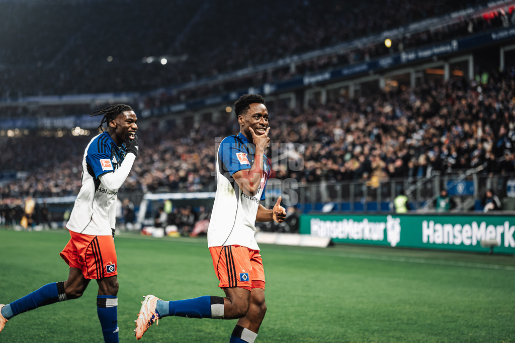 Fußball | Männer | Saison 2025/2026 | 1. Fußball-Bundesliga | 15. Spieltag | Hamburger SV vs. Eintracht Frankfurt | 20.12.2025 | Torjubel v.l. Fabio Balde (#45, HSV) und Torschütze Albert Sambi Sambi Lokonga (#6, HSV)