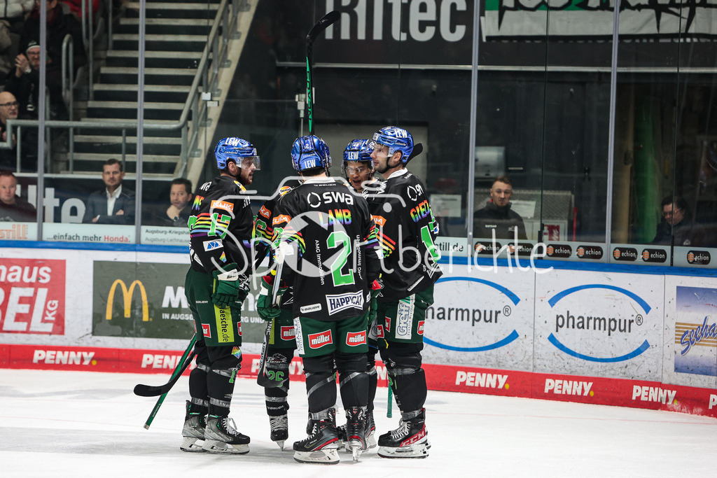 Augsburger Panther - Bietigheim Steelers | Freude der Panther nach dem Tor zum 5-0 durch Sebastian WAENNSTROEM (AEV #40) / Sebastian WÄNNSTRÖM