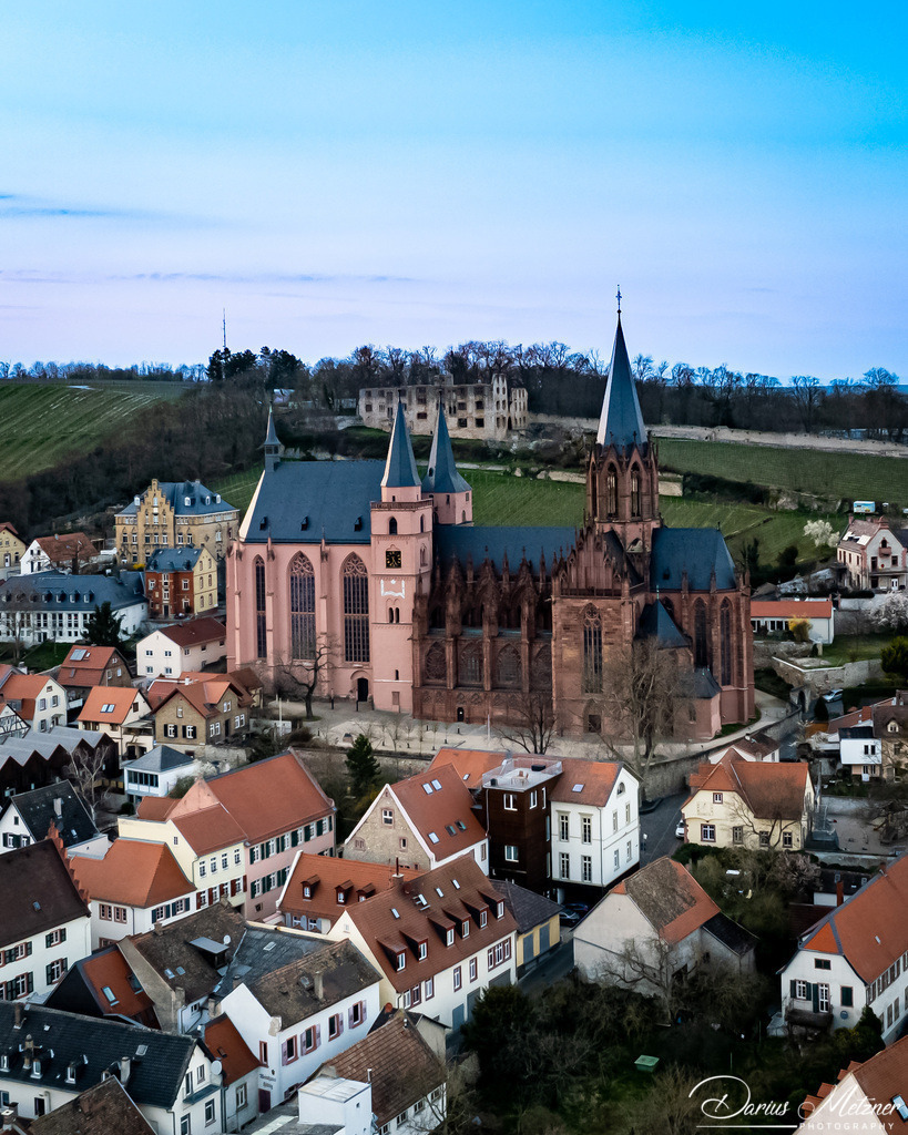 Katharinenkirche in Oppenheim | Die imposante Katharinenkirche in Oppenheim gilt als eine der bedeutendsten gotischen Kirchen am Rhein. Ihre Errichtung erfolgte in mehreren Bauabschnitten im 13., 14. und 15. Jahrhundert. Heute ist sie eine der schönsten Sehenswürdigkeiten in Rheinhessen.