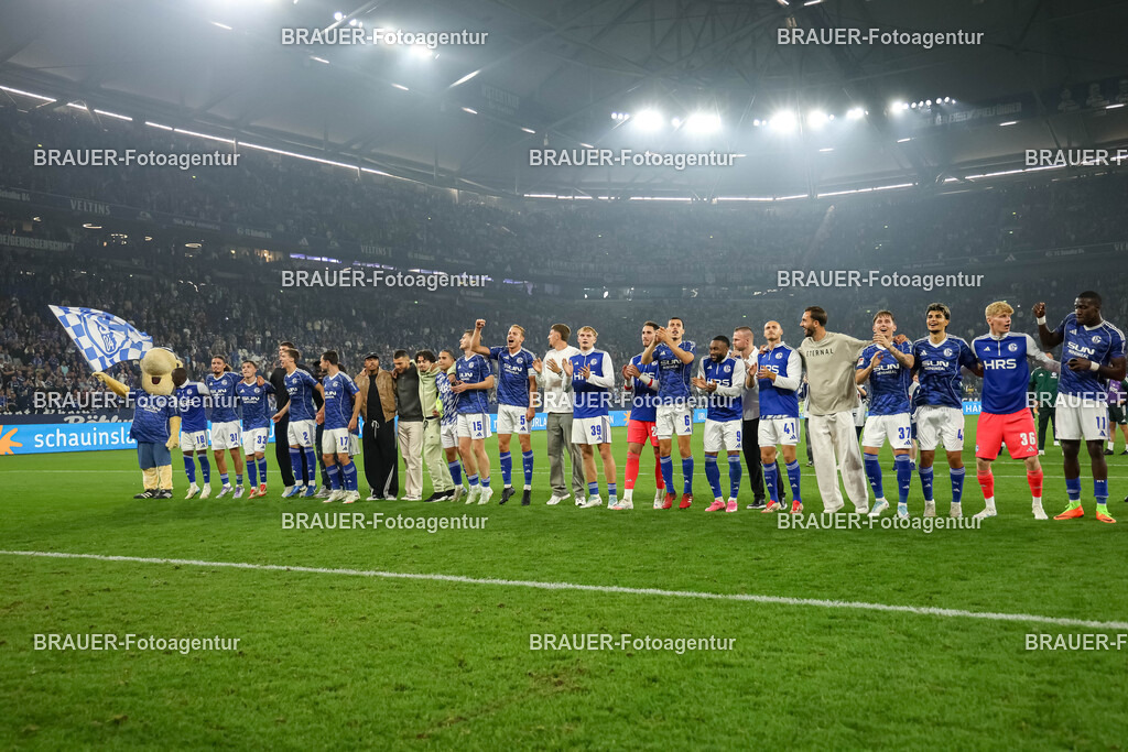 1_S04BER_20250801_4403.JPG -  - FC Schalke 04 - Hertha BSC Berlin - 2. Bundesliga | Gelsenkirchen, Deutschland, 01.08.25: Spieler von FC Schalke 04 feiern den Sieg waehrend des Spiels der 2. Bundesliga zwischen FC Schalke 04 - Hertha BSC Berlin in der Veltins-Arena am 01. August 2025 in Gelsenkirchen, Deutschland. (Foto von Stefan Brauer/Brauer-Fotoagentur)DFB/DFL REGULATIONS PROHIBIT ANY USE OF PHOTOGRAPHS AS IMAGE SEQUENCES AND/OR QUASI-VIDEO.