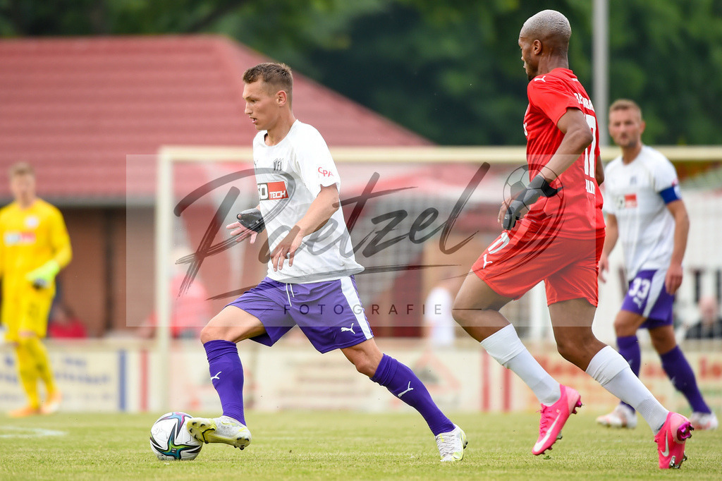 BSBOSN_20210626_0104 | Fussball, Herren: Sven Koehler (VfL Osnabrueck) in Aktion, am Ball, Einzelaktion beim Testspiel zwischen TuS Bersenbrueck und VfL Osnabrueck im Hasestadion am 26.06.2021 in Bersenbrueck, Deutschland. - Realisiert mit Pictrs.com