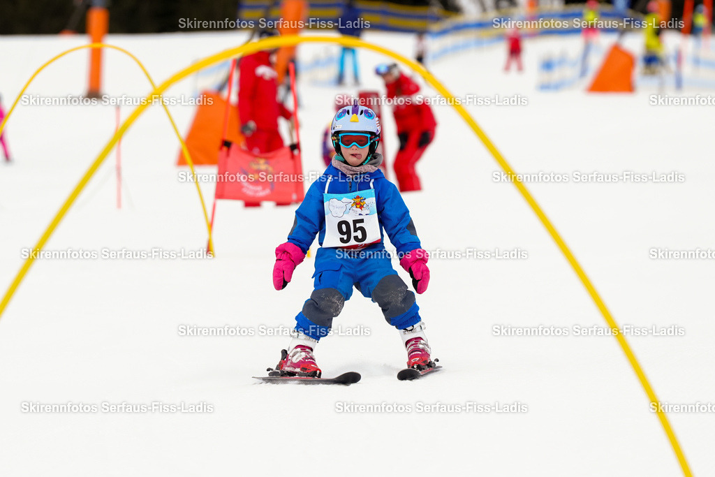 SRF_02.01.2026_0031 | Skirennfotos,Serfaus,Fiss,Ladis,Kinderskirennen,Winter,Tirol,Oberland,skirace,SFL,feelfree,weil wir's genießen,ski,Ski,skifahren,Sonnenplateau, - Realisiert mit Pictrs.com