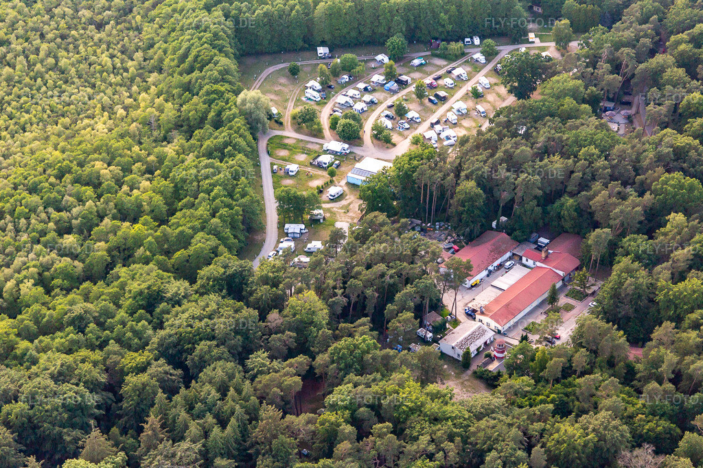 Luftbild: Campingplatz in Ückeritz im Bundesland Mecklenburg-Vorpommern in Deutschland. – Foto: IMG_141531.jpg vom 06.06.2024 durch Werner Riehm/FLY-FOTO.de – Auflösung des Originals: 5472 x 3648 px – Campingurlaub an der Ostsee - Naturcampingplatz in Ückeritz