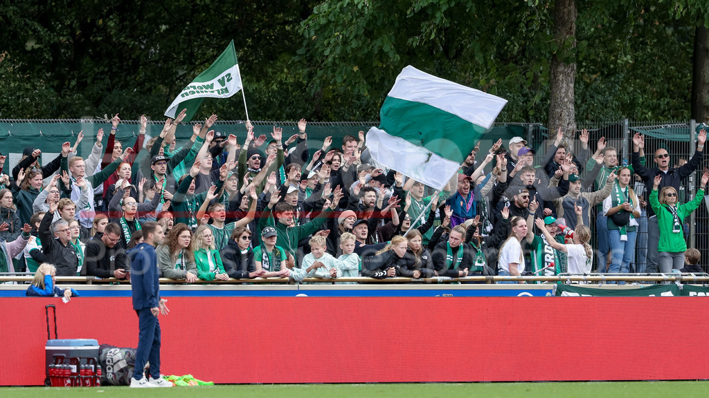 Fussball, Google Pixel Frauen-Bundesliga, SV Werder Bremen - TSG 1899 Hoffenheim | Die Fans des SV Werder Bremen, Zuschauer, Unterstützung, Fanblock, Heimfans, Werderfans feuern die Spielerinnen des SV Werder Bremen an, Symbolfoto, Symbolbild Fussball, Fußball, Symbol, DIE DFB-RICHTLINIEN UNTERSAGEN JEGLICHE NUTZUNG VON FOTOS ALS SEQUENZBILDER UND/ODER VIDEOÄHNLICHE FOTOSTRECKEN. DFB REGULATIONS PROHIBIT ANY USE OF PHOTOGRAPHS AS IMAGE SEQUENCES AND/OR QUASI-VIDEO.