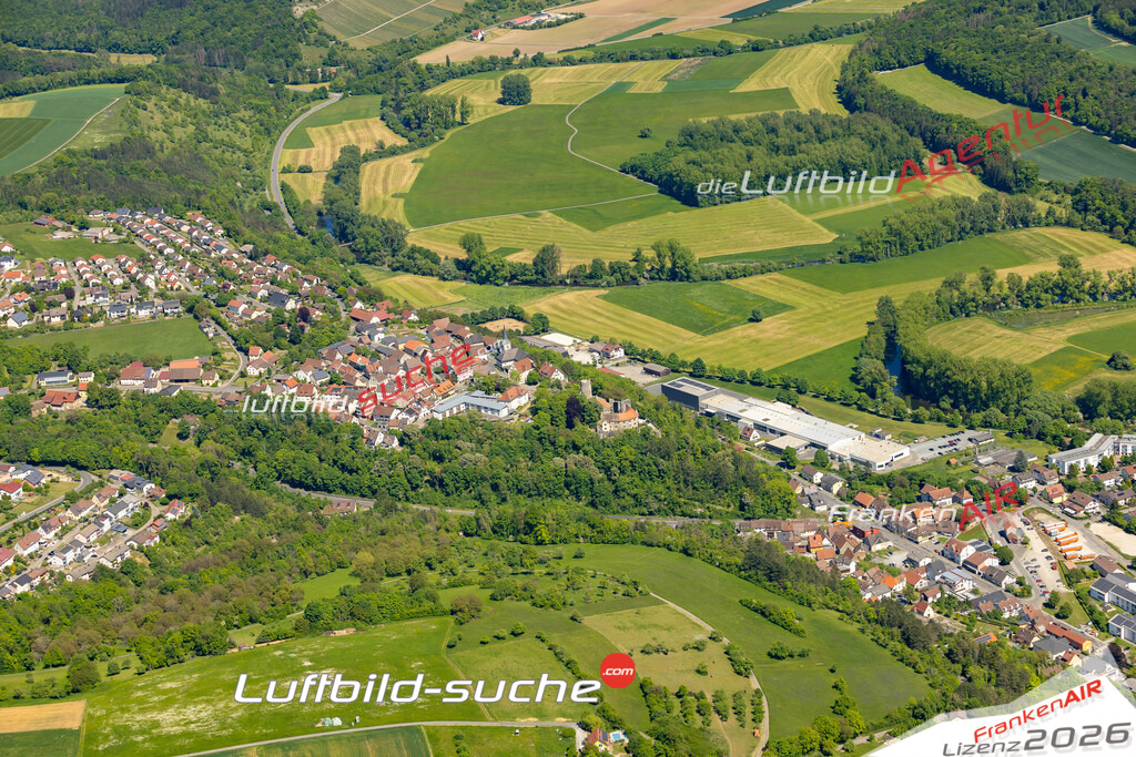 Klassische Luftaufnahme ohne Drohne zeigt:Krautheimberg bei Krautheim - Die Luftbildaufnahme wurde 2025 vom UL-Flugzeug heraus erstellt ( keine Drohne ) - Hochauflösende Luftaufnahme -Nicht vergleichbar mit Google Maps oder Satelittenbilder- Die Geschenkidee !Mit Lizenz und Bildrechte bestellbar