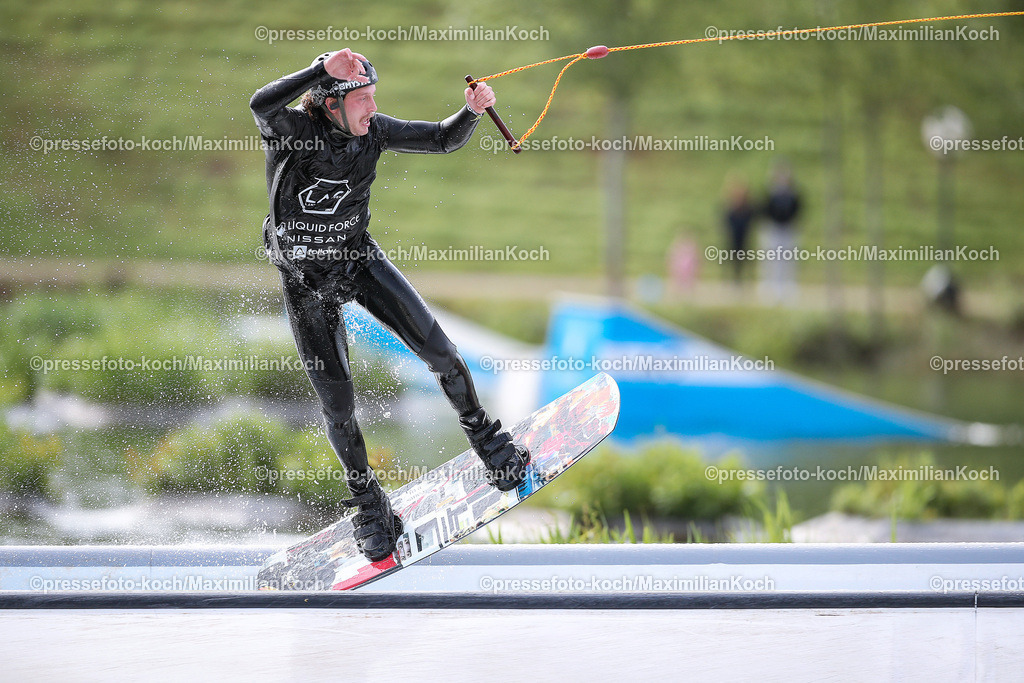 LAO04052401012 | 04.05.2024, Wakeboarden, LAO Liquid Force Langenfeld Open, Qualification Pro Men: Teilnehmer performen während der Qualifikationsrunde der Männer