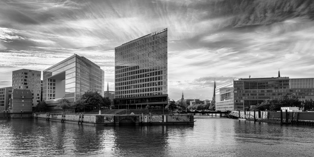 10261004 - Spiegelgebäude in Schwarz-Weiß | Blick auf die Ericusspitze als eindrucksvolle Schwarz-Weiß-Aufnahme. Erhältlich als hochwertiges Wandbild auf Leinwand, Acrylglas, Alu-Dibond, Poster oder digital als Download, einfach über "Bestellen" konfigurieren.