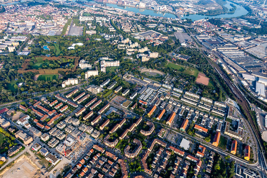 Luftbild: Neckarstadt Ost, Herzogenriedpark im Ortsteil Neckarstadt-Ost in Mannheim im Bundesland Baden-Württemberg in Deutschland. Foto: IMG_116964.jpg vom 25.08.2019 durch Werner Riehm/FLY-FOTO.de