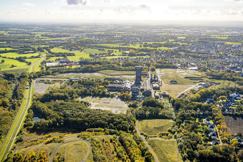 Hamm241007487 | Luftbild, ehemaliges Bergwerk Ost Heinrich Robert mit dem Hammerkopfturm, Neugestaltung zum CreativRevier Hamm, Halde Humbert, Fernsicht und blauer Himmel mit Wolken, Stadtbezirk Pelkum, Hamm, Ruhrgebiet, Nordrhein-Westfalen, Deutschland