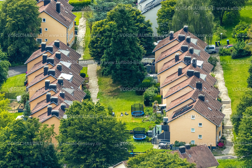 Wickede240711421 | Luftbild, Reihenhaus Wohnsiedlung Auf der Heege mit Trambolin im Garten, Wiehagen, Wickede, Soester Börde, Nordrhein-Westfalen, Deutschland