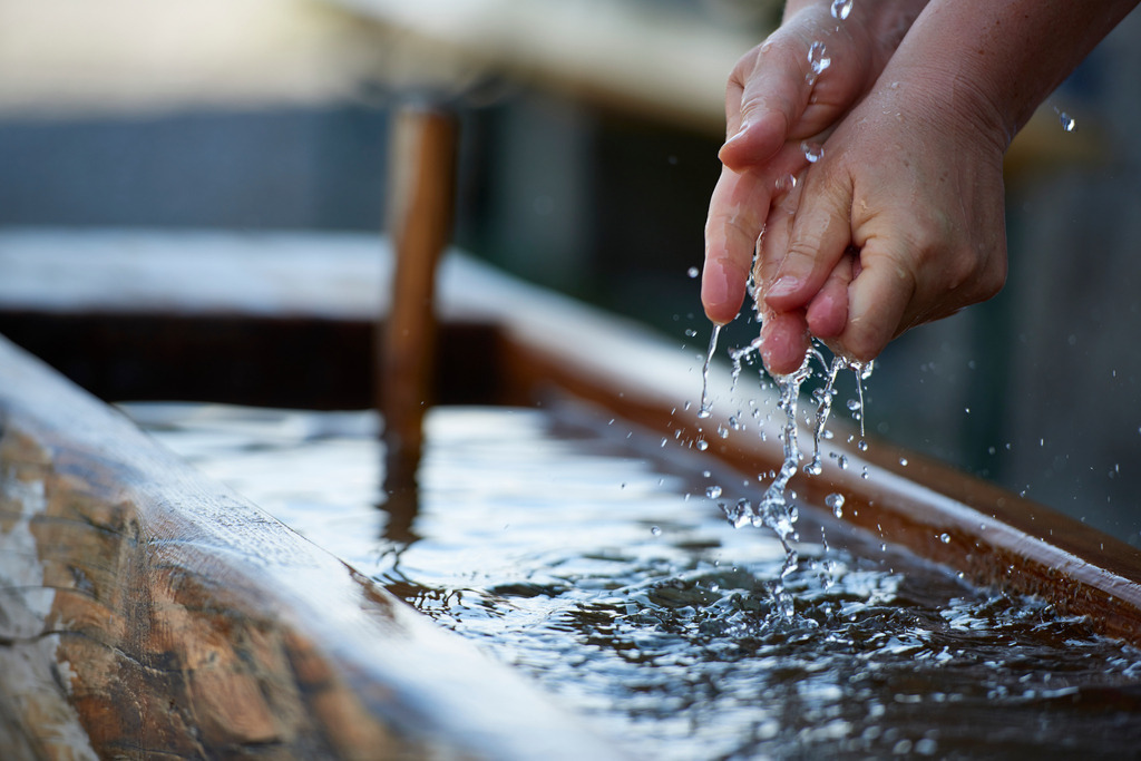 Haende waschen im Holzbrunnen | Altaussee, Austria - June 24, 2017: Haende waschen im Holzbrunnen. - Realisiert mit Pictrs.com