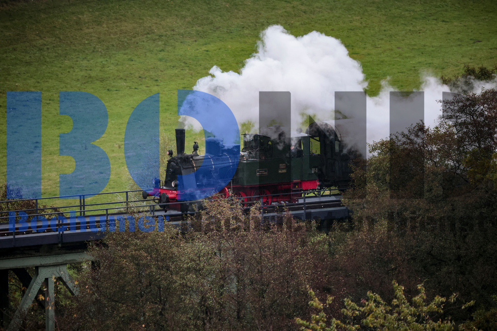  04.11.2023 - 
 | Sebastian Sendlak / Bochumer Nachrichtendienst (BOND) - Dampflok Waldbroel auf der Volmetalbahn - Realisiert mit Pictrs.com