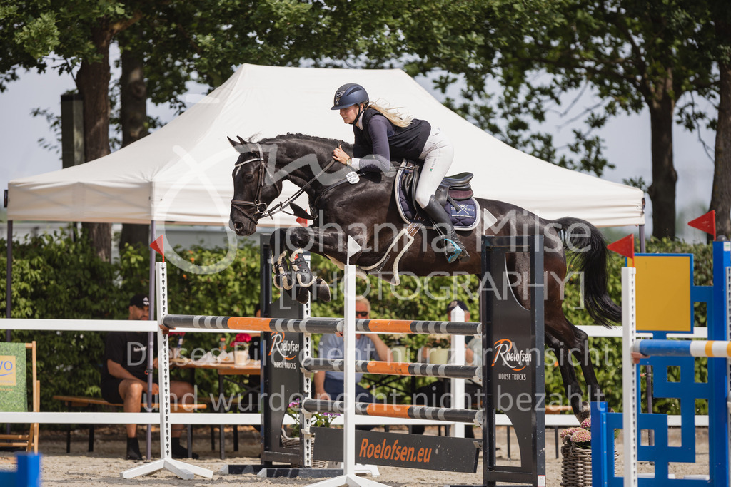 230616_Lemwerder_Springpf-M-743 | Deine schönsten Turniermomente als professionelle Fotos! Entdecke hochwertige Pferdesport-Fotografie im Online-Shop. Jetzt Fotos finden & bestellen!