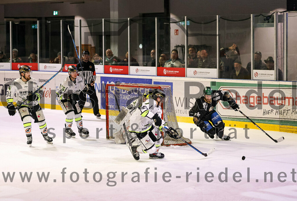 2024-02-16_128_TSV_Erding_gegen_ERSC_Amberg | Erding, Deutschland, 16.02.2024:
Eishockey, Bayernliga Playoffs 2023 / 2024, 1. Spieltag, TSV Erding gegen ERSC Amberg, Endergebnis: 1:2

Torwart Timon Bätge (ERSC Amberg, #31), Petr Pohl (Erding Gladiators, #55)

Foto: Christian Riedel / fotografie-riedel.net