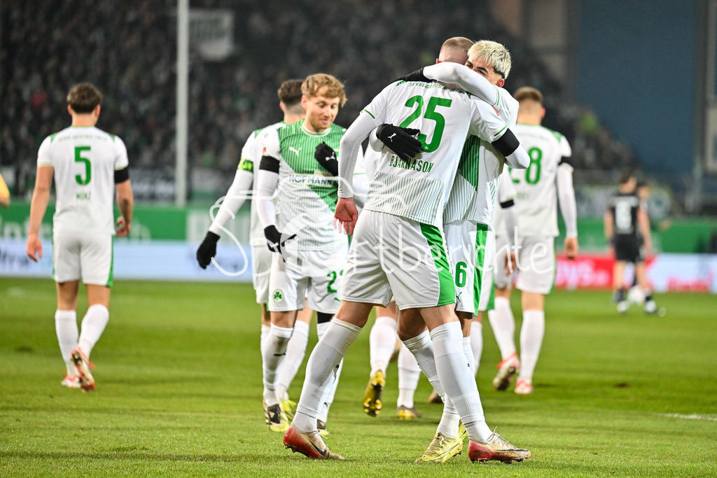 SpVgg Greuther Fürth - 1. FC Magdeburg | FUERTH, GERMANY - 06. FEBRUARY: Jubel der Fürther nach dem Treffer zum 1-0 durch Brynjar Ingo BJARNASON (SpVgg Greuther Fürth 25) / Tor / Torschuetze / Freude / Happy während dem Match zwischen der SpVgg Greuther Fürth und dem 1. FC Magdeburg am 21. Spieltag der 2. Bundesliga im Sportpark Ronhof Thomas Sommer