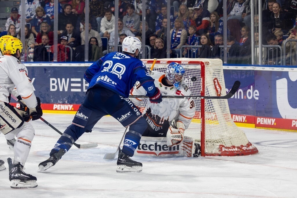 DEL, Deutsche Eishockey Liga Saison 2026/27, 11. Spieltag: Adler Mannheim gegen Löwen Frankfurt | DEL, Deutsche Eishockey Liga Saison 2026/27, 11. Spieltag: Adler Mannheim gegen Löwen Frankfurt / Patrick Brown erzielt das 2:0 für die Adler - Realisiert mit Pictrs.com