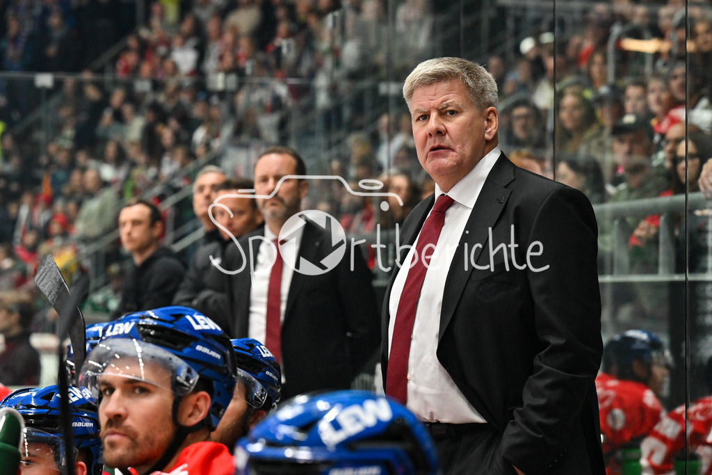 Augsburger Panther - Adler Mannheim | im Bild Bill PETERS Trainer Augsburger Panther / Einzelfoto / Freisteller / DEL: Augsburger Panther - Adler Mannheim; Curt Frenzel Stadion am 14.09.2025