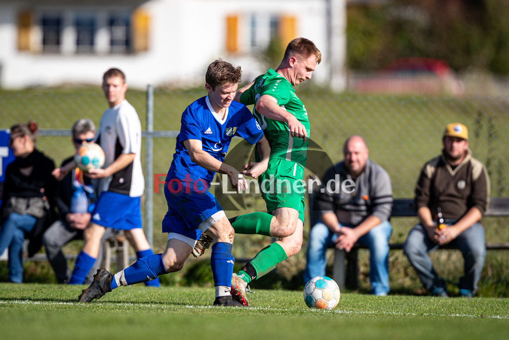 SG SV Eberfing/SV Söchering gegen FC Seeshaupt | Fußball A-Klasse Herren Gruppe 5, SG SV Eberfing/SV Söchering gegen FC Seeshaupt, 20241027,Zweikampf zwischen Maximilian ZACH (SG SV Eberfing/SV Söchering 11) und Lukas REISACHER (FC Seeshaupt 20),2024-10-27 in Eberfing (Sportpark Eberfing), Benjamin WERNER (SG SV Eberfing/SV Söchering Goali 1), Lukas REISACHER (FC Seeshaupt 20)Copyright: WolfgangxLindner www.foto-lindner.de