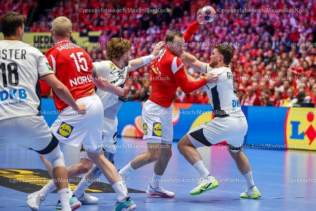 EHF01022602022 | 01.02.2026, Handball, Men's EHF EURO 2026, Deutschland - Dänemark, Jyske Bank Boxen in Herning, Final:  Tom Kiesler (Germany #30)  Johannes Golla (Germany #04) verteidigen gegen  Mathias Gidsel (Denmark #19)