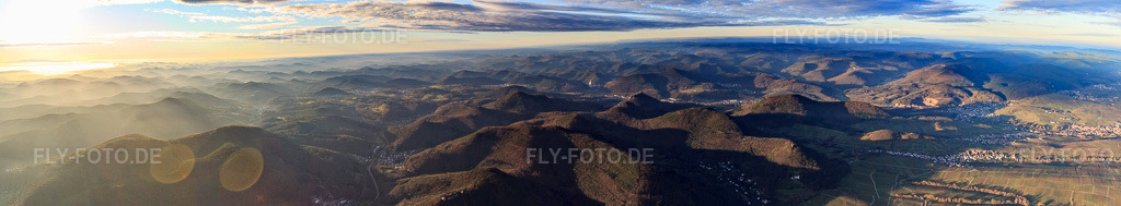 Luftbild: Pfälzerwald Burgenpanorama von der Madenburg am Haardtrand über den Trifels bis zum Hambacher Schloss im Winter in Eschbach im Bundesland Rheinland-Pfalz in Deutschland. Foto: IMG_61402-Bearbeitet.jpg vom 15.12.2013 durch Werner Riehm/FLY-FOTO.deAuflösung des Originals: 17783 x 3286 px