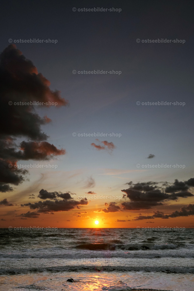 Sonnenuntergang über der Ostsee | Während die Abendsonne noch hell über der Horizontlinie leuchtet, ist die Umgebung bereits in ein dunkles Licht gehüllt.