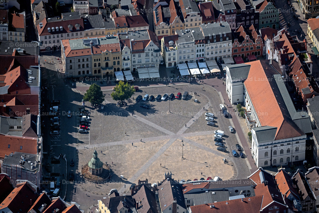 4062186 | WISMAR 08.09.2021 Gebäude des Rathauses der Stadtverwaltung am Marktplatz der Innenstadt in Wismar im Bundesland Mecklenburg-Vorpommern, Deutschland. // Town Hall building of the City Council at the market downtown in Wismar in the state Mecklenburg - Western Pomerania, Germany. Foto: Gerhard Launer